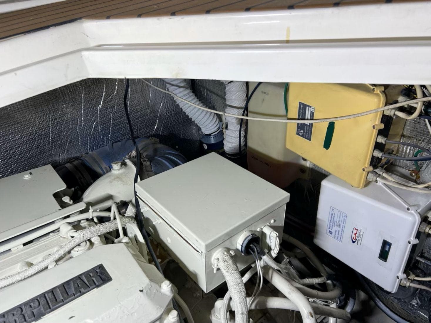 2000 Cruisers Yachts 4270 Express — Nashville, TN (photo 22)