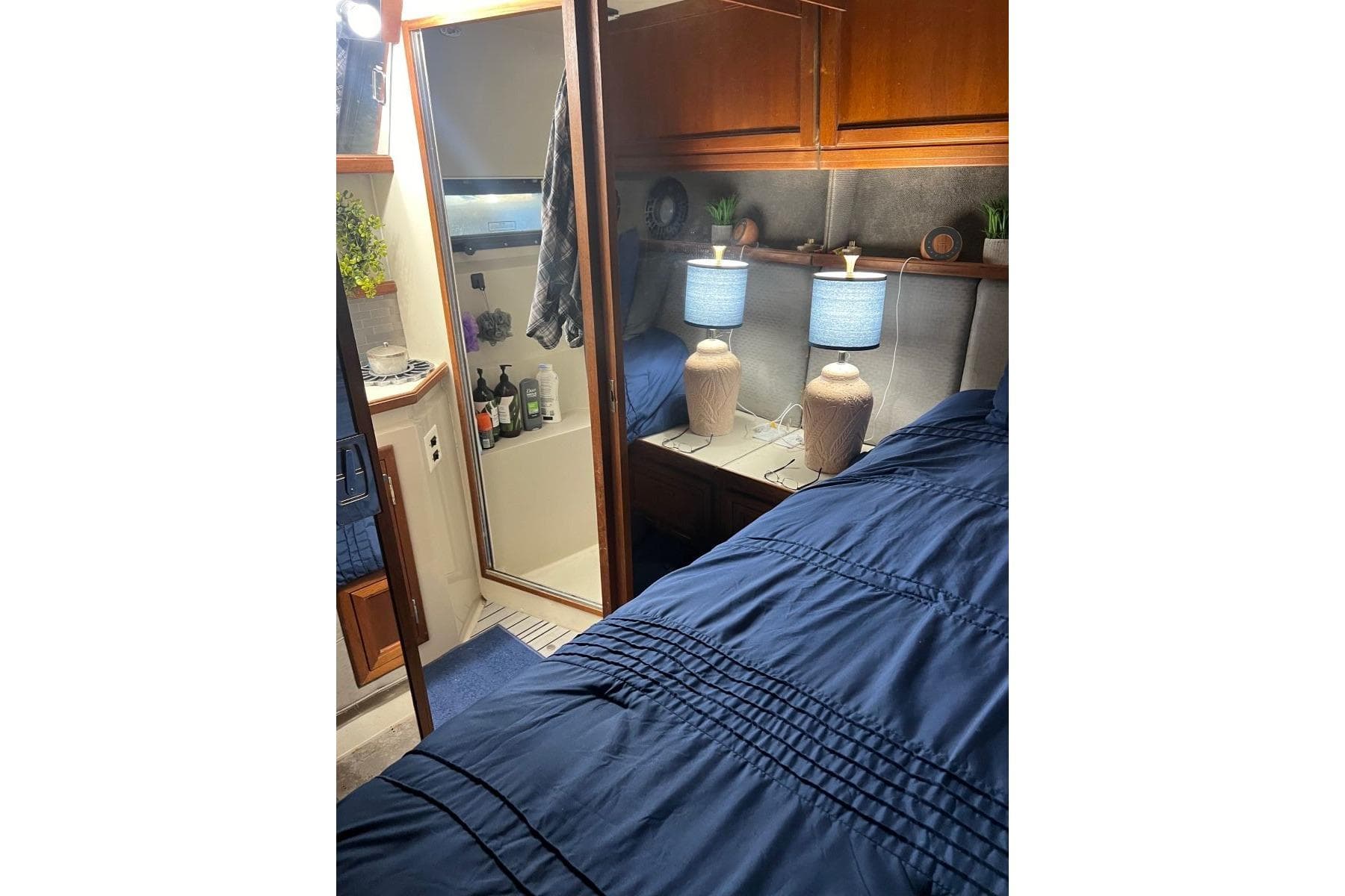 1987 Carver 42 Aft Cabin Motor Yacht — Waverly, TN (photo 2)
